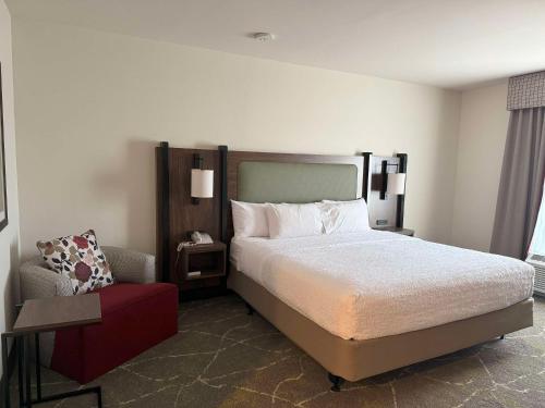 Una cama o camas en una habitación de Hampton Inn & Suites Dobson
