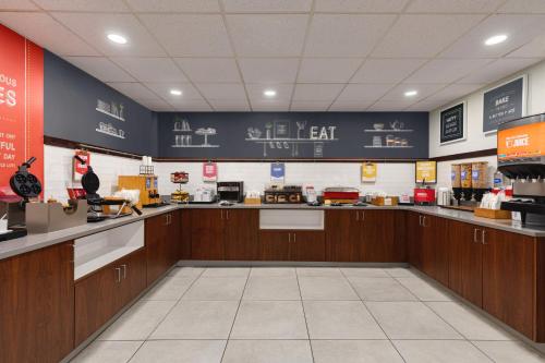 a fast food restaurant with wooden cabinets and a counter at Hampton Inn Charlottesville in Charlottesville