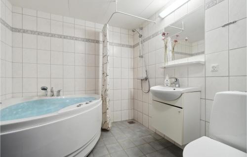 Koupelna v ubytování Stunning Apartment In Allinge With Wifi