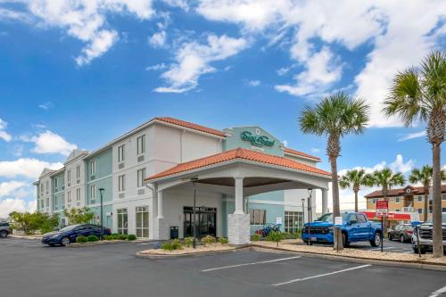 a hotel with a gazebo in a parking lot at Surf and Sand Fernandina Beach at Amelia Island, an Ascend Collection Hotel in Fernandina Beach