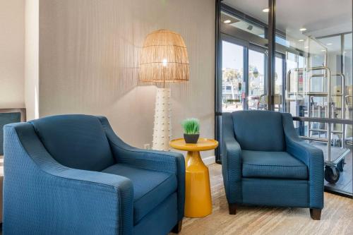 two blue chairs and a lamp in a room at Surf and Sand Fernandina Beach at Amelia Island, an Ascend Collection Hotel in Fernandina Beach