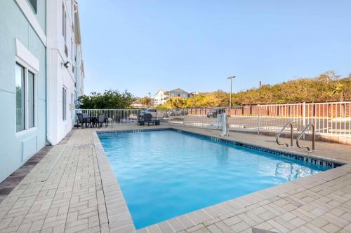a swimming pool in the middle of a building at Surf and Sand Fernandina Beach at Amelia Island, an Ascend Collection Hotel in Fernandina Beach