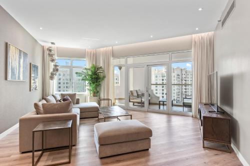 Sophisticated 3 Bed Palm Jumeirah w Beach Access
