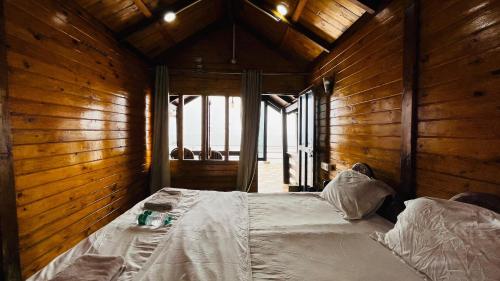 Postel nebo postele na pokoji v ubytování Palolem Luxuries Beach Cottages