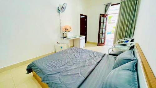 ein Krankenhauszimmer mit einem Krankenhausbett und einem Fenster in der Unterkunft Lucky 2 Hotel in Trà Vinh