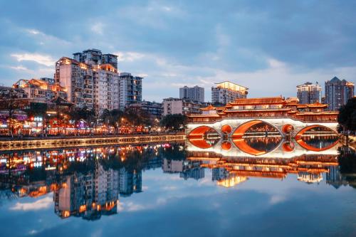 Výhled na řeku, která protéká v blízkosti hotelu
