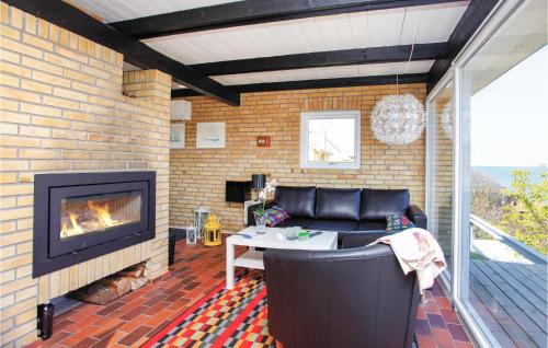 Posezení v ubytování Two-Bedroom Holiday Home With Sea View In Sjællands Odde