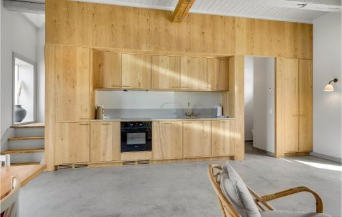 Η κουζίνα ή μικρή κουζίνα στο 1 Bedroom Lovely Apartment In Humble
