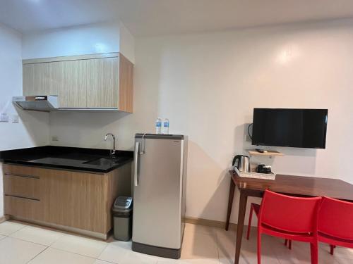 Кухня или мини-кухня в Chatswood Residences and Hotel
