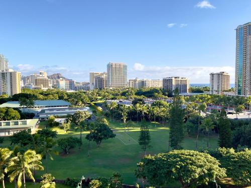 Pemandangan umum bagi Honolulu atau pemandangan bandar yang diambil dari aparthotel ini