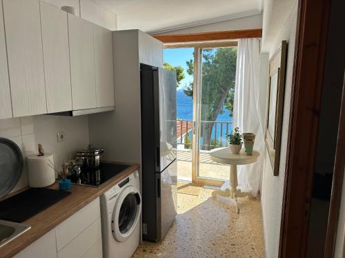 Η κουζίνα ή μικρή κουζίνα στο Saron Breeze Villa