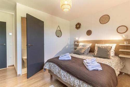 une chambre avec un lit avec deux serviettes dessus dans l'établissement L'Ostau deu Bonur - gîte, à Saint-Martin