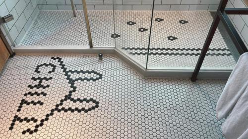 a bathroom floor with a leg sign on the floor at Chill Roof Hotel in Taipei