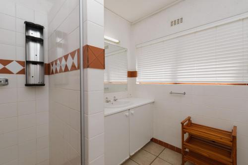 Et badeværelse på San Lameer Villa 12407 - 2 Bedroom Standard - 4 pax - San Lameer Rental Agency