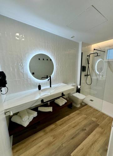 Ένα μπάνιο στο Solera Suites