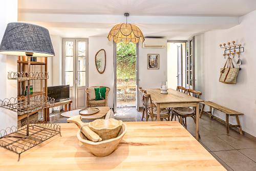 un salon avec une table et une salle à manger dans l'établissement La Terrasse Catalane, à Albi
