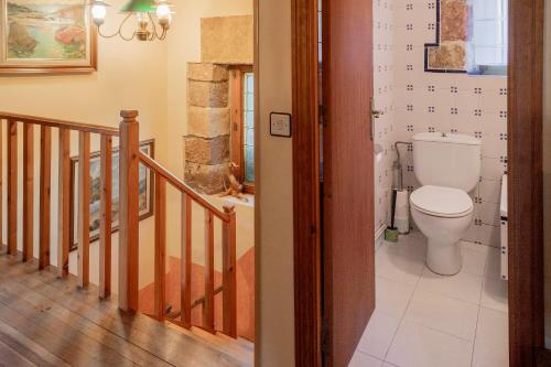 ein Bad mit einem WC und einer Treppe in der Unterkunft El Casuco in Santa María de Redondo