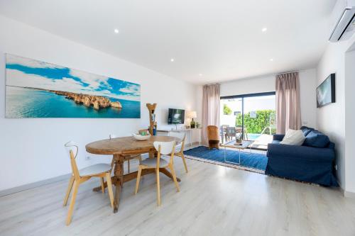 a living room with a table and a blue couch at Casa Epic in Sagres
