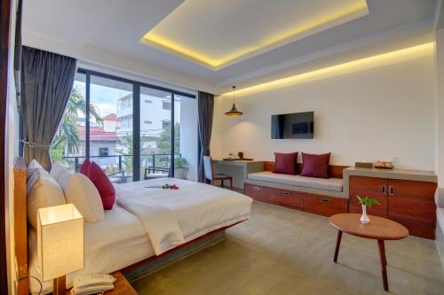 Postel nebo postele na pokoji v ubytování Solitaire Damnak Villa Hotel