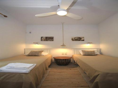 Postel nebo postele na pokoji v ubytování Seaside luxury in Keas Cycladic gem