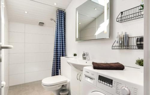 Ένα μπάνιο στο Gorgeous Home In Hejls With Wifi