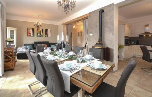 ein Esszimmer und ein Wohnzimmer mit Tisch und Stühlen in der Unterkunft Gorgeous Home In Sezana With Sauna in Sežana