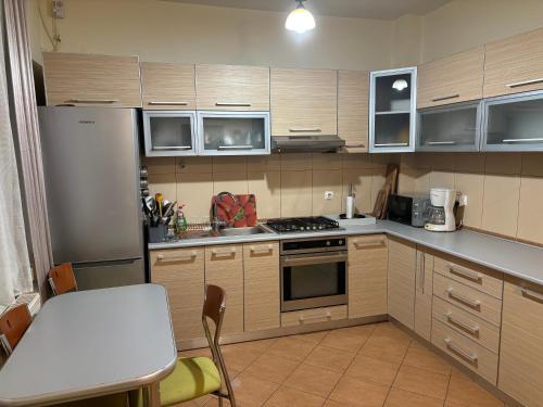 Η κουζίνα ή μικρή κουζίνα στο Apartamentul Iulia Oradea