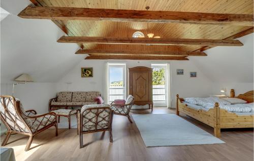 Una cama o camas en una habitación de Amazing Home In Tranekær