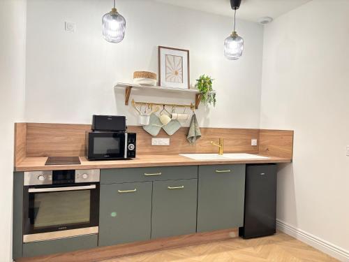 una cucina con un lavello e un piano di lavoro di Maison de ville 4 personnes avec jardin a Bonnétable