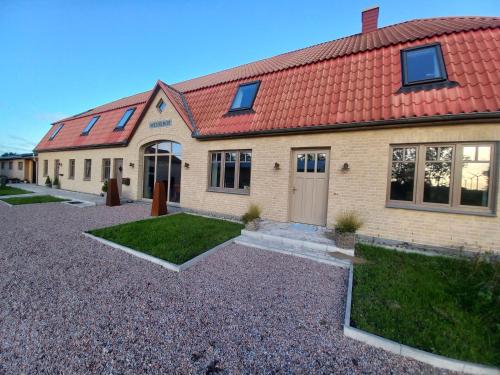 una casa de ladrillo con techo rojo en Weidehof kleiner Heuboden, en Jübek