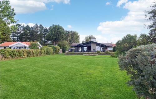 Un jardín fuera de Gorgeous Home In Fejø With Wifi