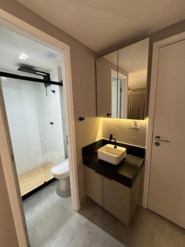 Flat piscina borda infinita a 50m do mar - 214 في جواو بيسوا: حمام مع حوض ومرحاض ومرآة