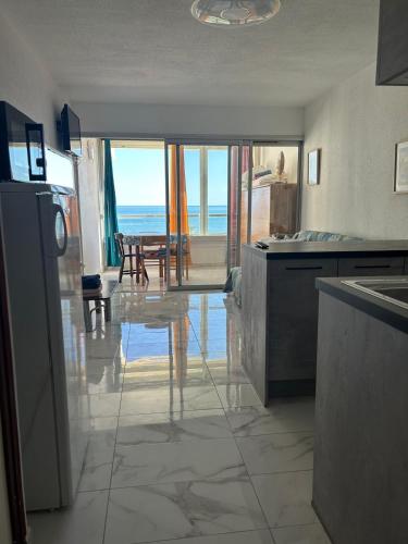 Η κουζίνα ή μικρή κουζίνα στο Appartement Entièrement Rénové en Bord de Mer avec Vue Imprenable et Parking Privé
