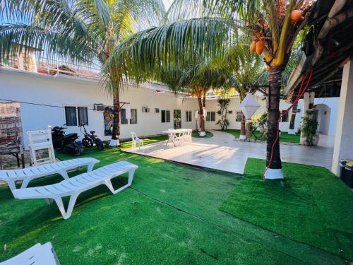 Κήπος έξω από το Boracay Backpackers