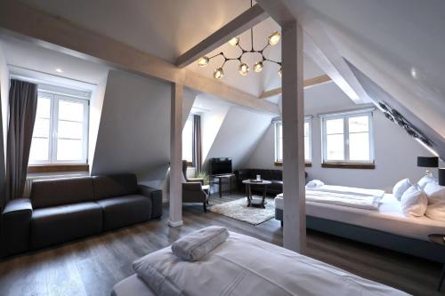 a bedroom with a bed and a living room at Villa Delange in Landau in der Pfalz