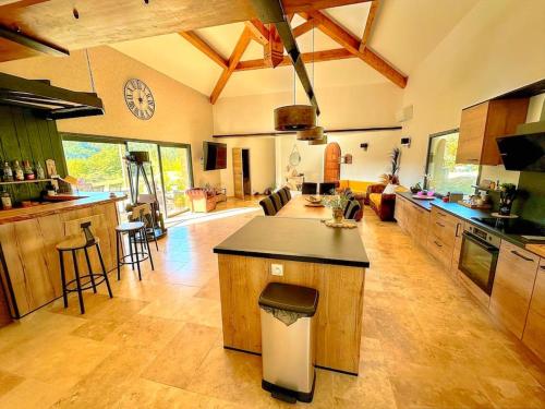 - une grande cuisine avec un îlot central dans une chambre dans l'établissement Belle villa provençale, Lorgues, à Lorgues