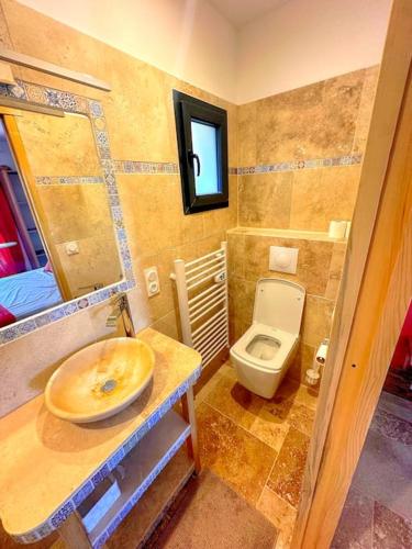 une salle de bain avec un lavabo et des toilettes dans l'établissement Belle villa provençale, Lorgues, à Lorgues