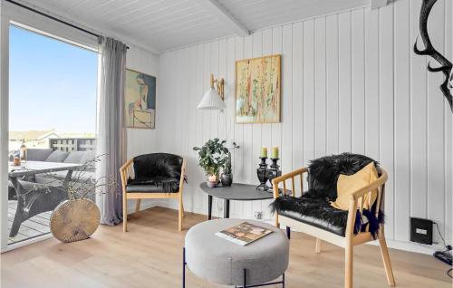 Ruang duduk di Stunning Home In Fanø With Wifi