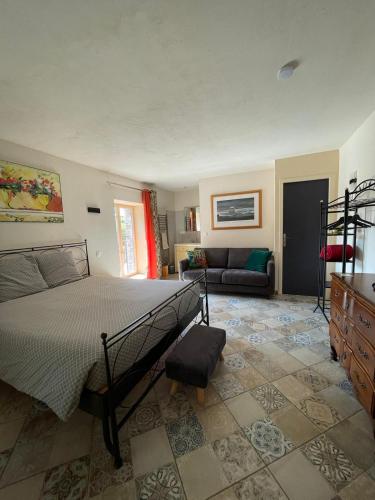 une chambre avec un lit et un salon dans l'établissement Le Domaine de la plume, à La Gimond