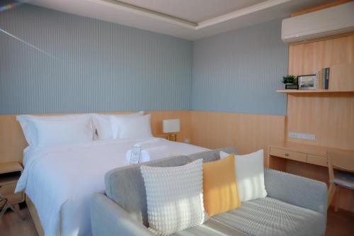 a hotel room with a bed and a couch at อนันตระปุระ รีสอร์ท บึงโขงหลง Anantara Pura Resort Bueng Khong Long in Ban Don Klang
