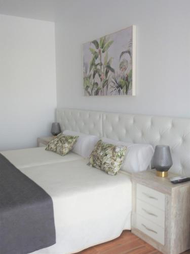 Una cama o camas en una habitación de Sandra Rooms