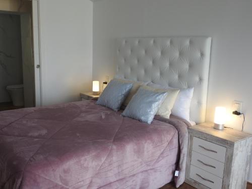 Una cama o camas en una habitación de Sandra Rooms