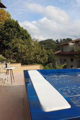 a swimming pool with a white mattress on the side of a house at ASILO in BAROLO in Barolo