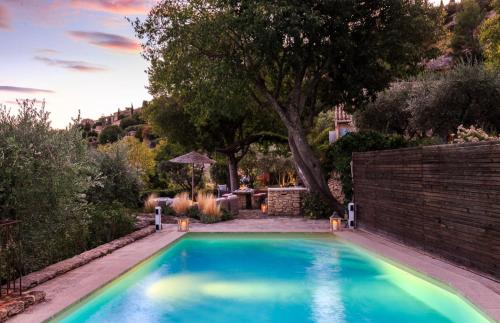 une piscine dans l'arrière-cour d'une maison dans l'établissement Maison de Gordes, à Gordes