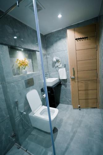 a bathroom with a toilet and a sink at Hotel JK palace in Allahābād
