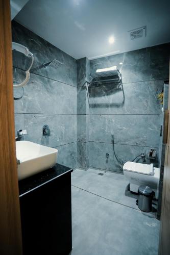 a bathroom with a sink and a toilet at Hotel JK palace in Allahābād