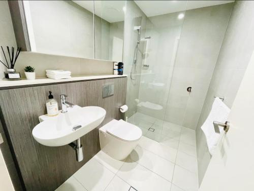 Ένα μπάνιο στο Olympic Park Oasis - New 3b2b condo - Pool, Parking