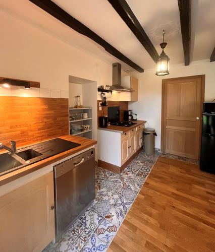 a kitchen with a sink and a counter top at Studio indépendant T1, entre Nantes et Rennes in Conquereuil