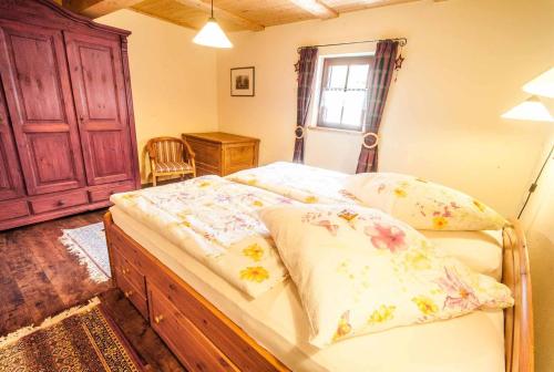 una camera da letto con un letto con due cuscini sopra di Auszeithof Niederfrohna a Niederfrohna