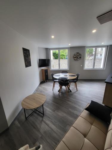 un salon avec une table et un canapé dans l'établissement Cocon, à La Souterraine